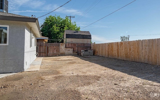 view of yard with an outbuilding and fence