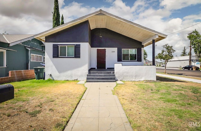 2200 Park Way, Bakersfield, CA 93304 - bungalow-style home with stucco siding and a front lawn