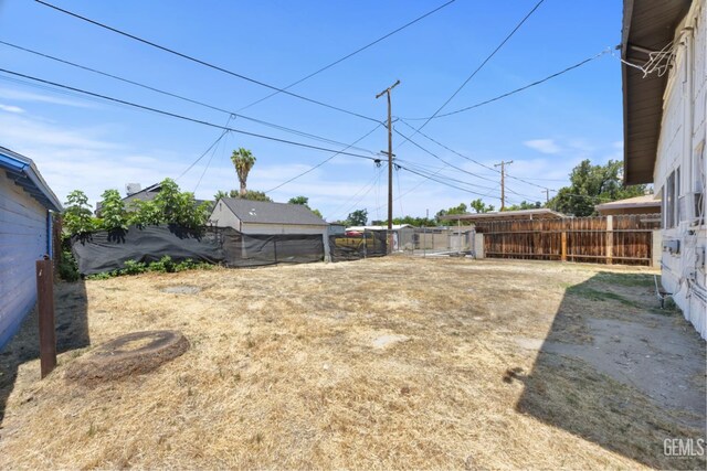 309 F St, Bakersfield, CA 93304 - view of yard