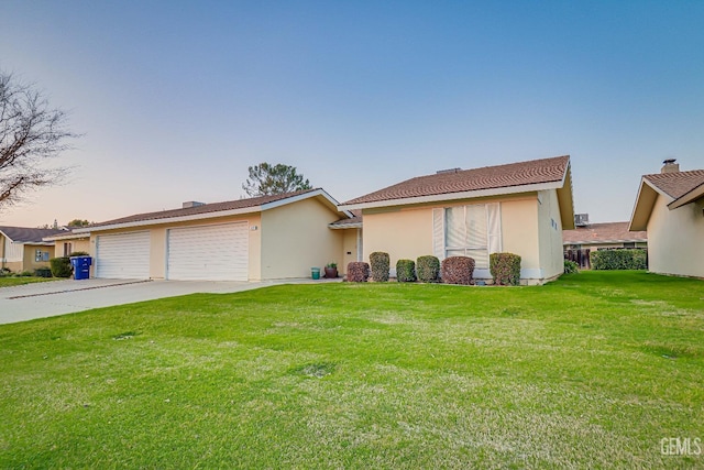 view of front of house featuring a lawn