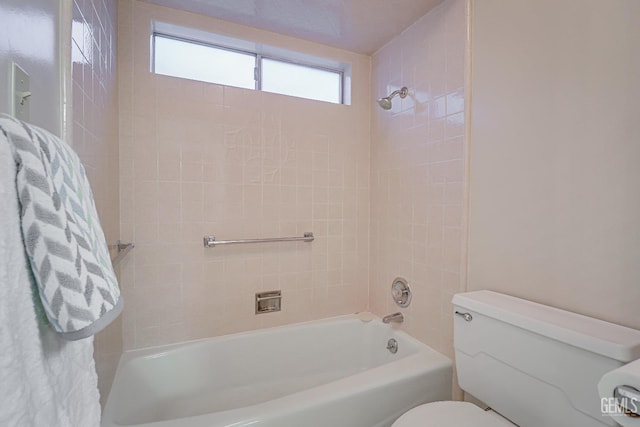 bathroom with tiled shower / bath and toilet