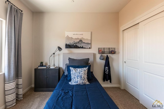 bedroom featuring carpet flooring and a closet