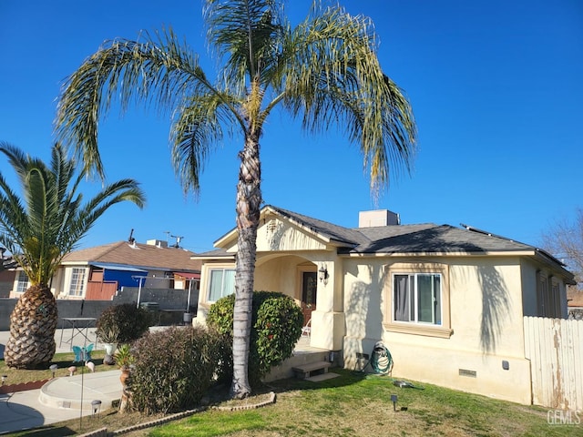 view of front of property featuring a front lawn