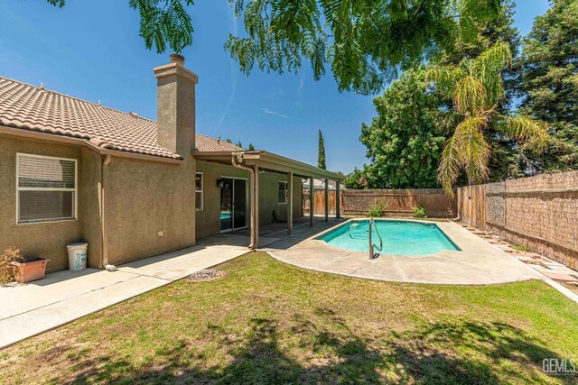 4810 Bluestone Dr, Bakersfield, CA 93311 - view of swimming pool featuring a fenced backyard and a patio area