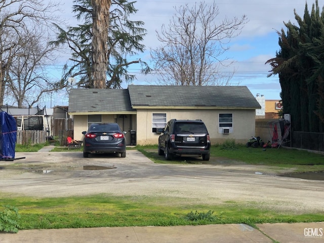 view of front facade featuring a front lawn