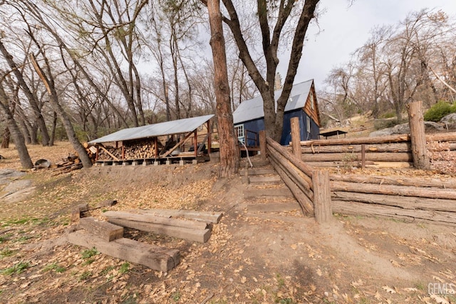 view of yard featuring an outbuilding