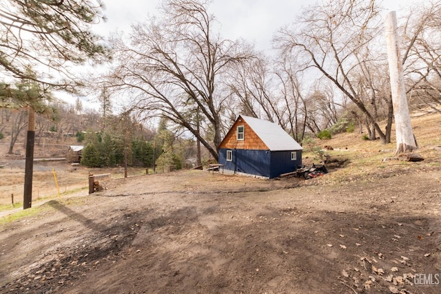 view of yard featuring an outdoor structure