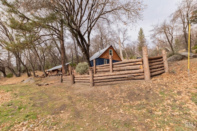 view of yard featuring an outbuilding