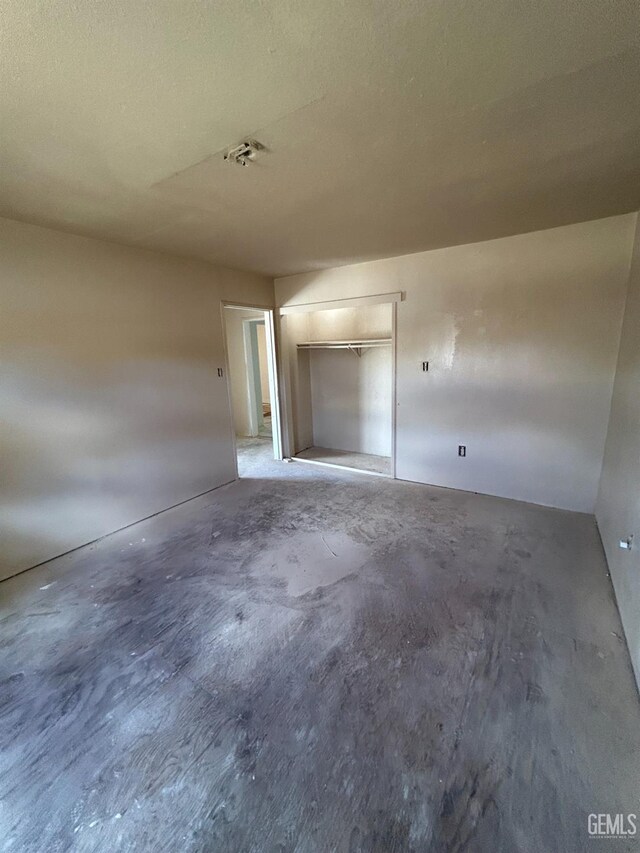 905 Hacienda Dr, Bakersfield, CA 93307 - empty room with concrete floors