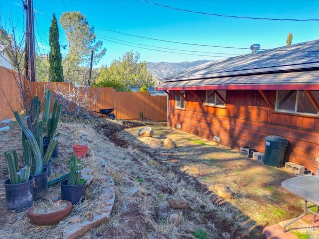 view of yard featuring a mountain view