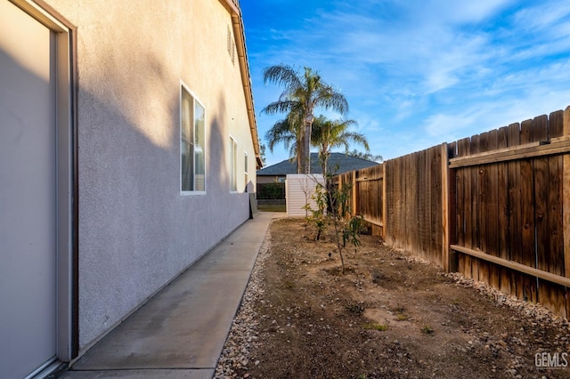 view of yard featuring a storage unit