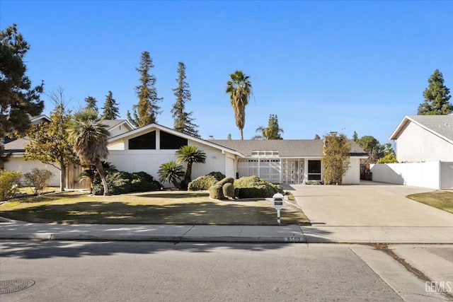 view of front of property featuring a front lawn