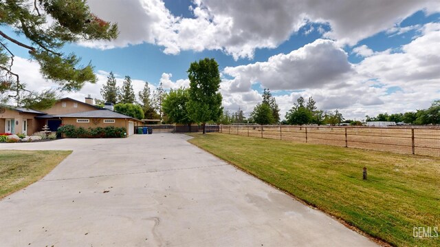 1334 Renfro Rd, Bakersfield, CA 93314 - view of yard featuring driveway