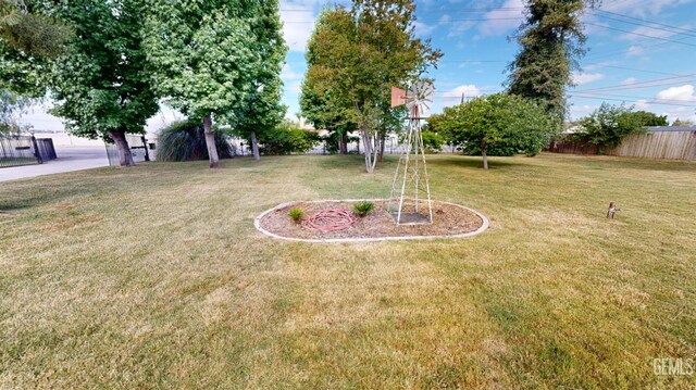 1334 Renfro Rd, Bakersfield, CA 93314 - view of yard