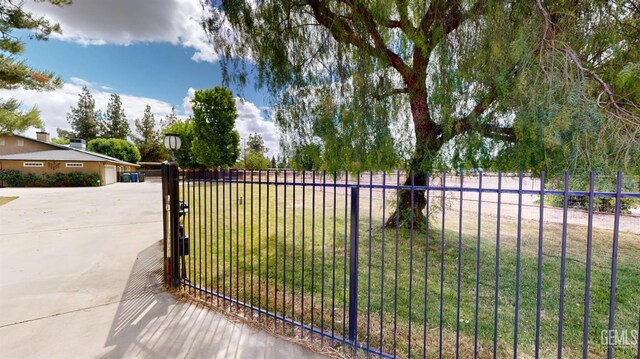 1334 Renfro Rd, Bakersfield, CA 93314 - view of gate