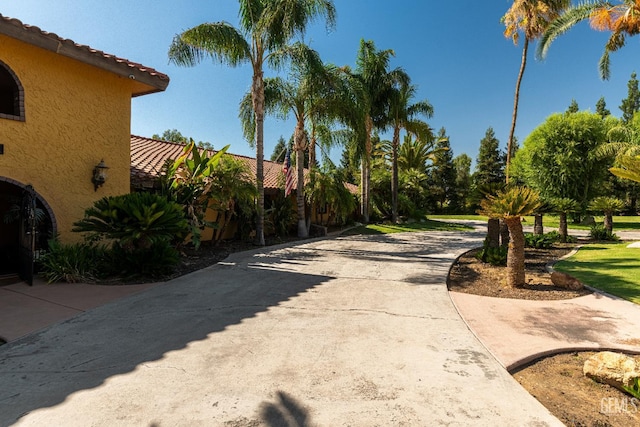 854 Vineland Rd, Bakersfield, CA 93306 - view of property's community with concrete driveway