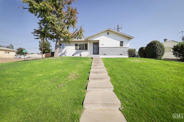 view of front facade featuring a front yard