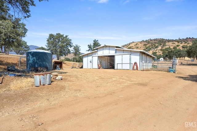 view of yard with a mountain view and an outdoor structure