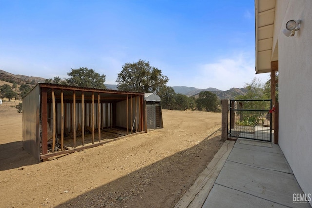 view of yard with a mountain view