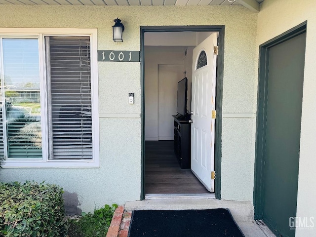 property entrance featuring stucco siding