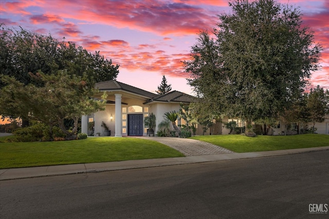 view of front of property featuring a lawn