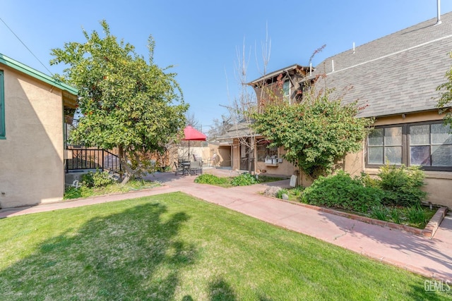 view of yard featuring a patio area