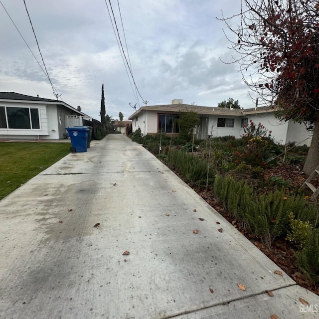 exterior space featuring a front yard