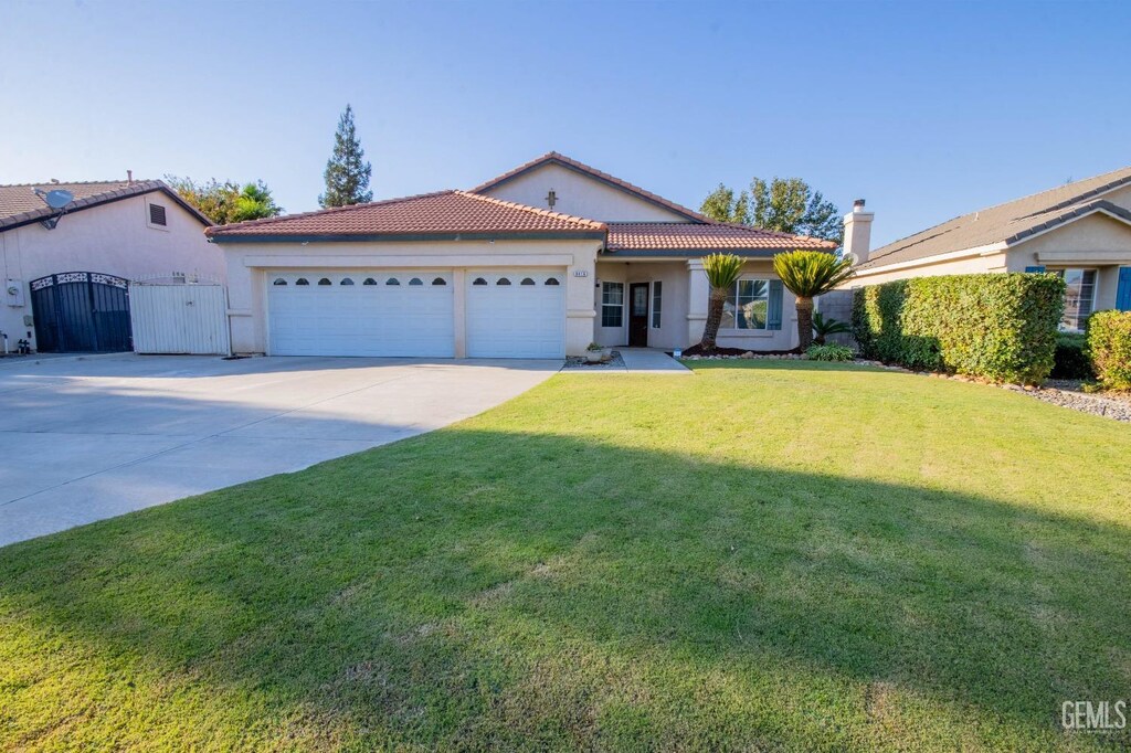 view of front of home featuring a garage and a front lawn