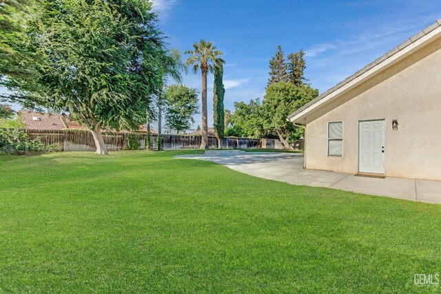 11520 Pinehaven Ave, Bakersfield, CA 93312 - view of yard with a patio