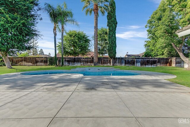 11520 Pinehaven Ave, Bakersfield, CA 93312 - view of pool with a patio area
