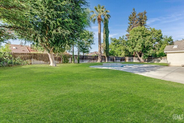 11520 Pinehaven Ave, Bakersfield, CA 93312 - view of yard with a patio area