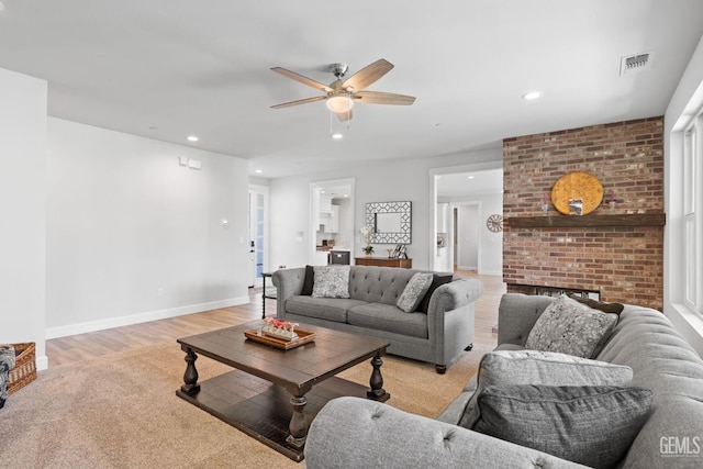 living room with light wood finished floors, visible vents, recessed lighting, and ceiling fan