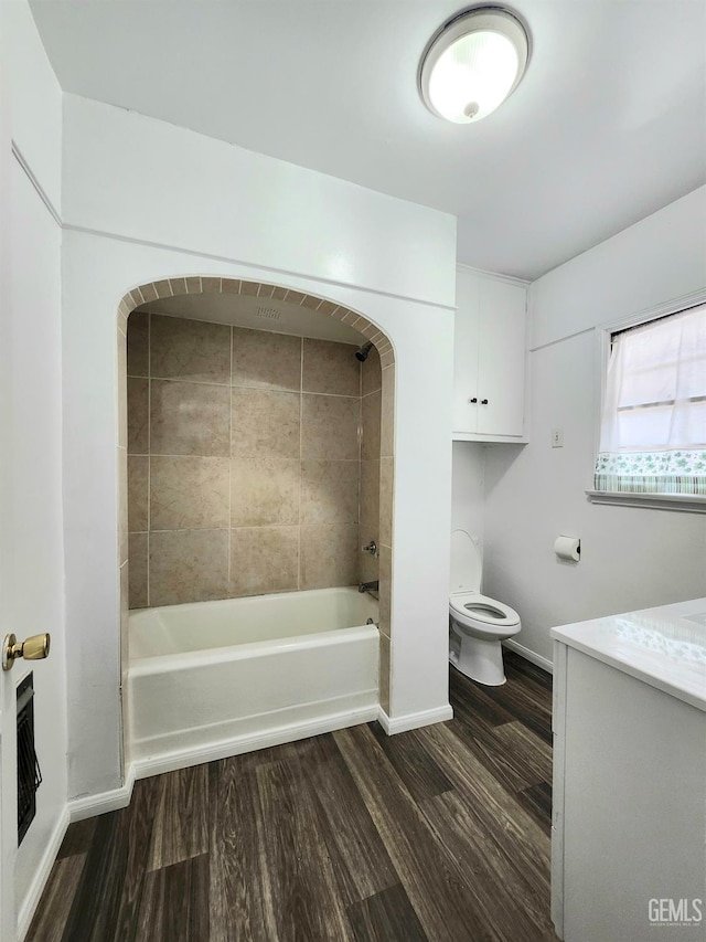 209 Bedford Way, Bakersfield, CA 93308 - full bath featuring tub / shower combination, toilet, baseboards, and wood finished floors