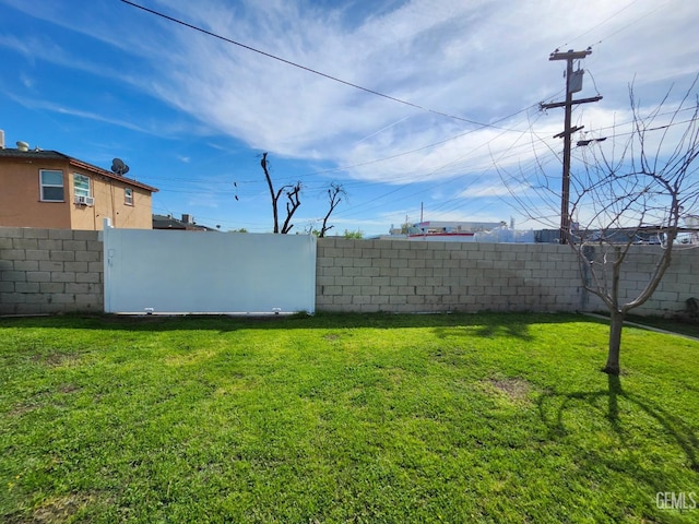 209 Bedford Way, Bakersfield, CA 93308 - view of yard featuring a fenced backyard