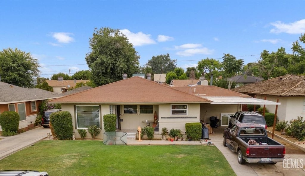 single story home with a front lawn