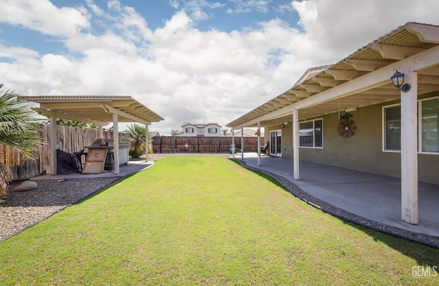5812 Turquoise Ridge Dr, Bakersfield, CA 93313 - fenced backyard featuring a patio area