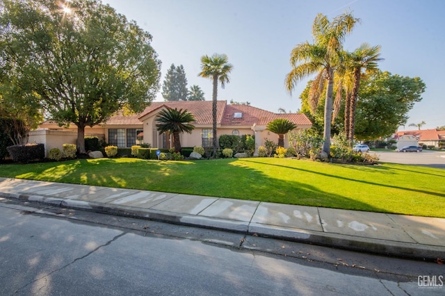 view of front of house featuring a front yard