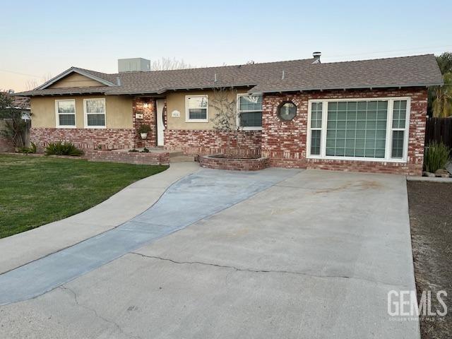 ranch-style home featuring a yard