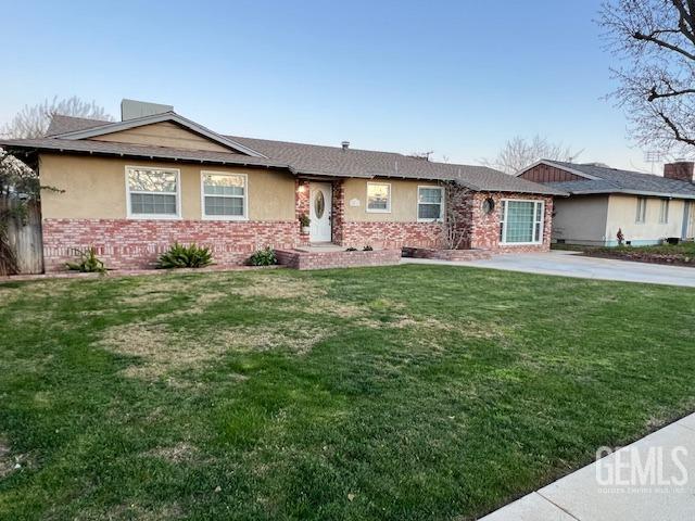 single story home with a front lawn