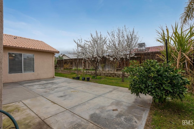 3406 Kimmie Rachelle Ct, Bakersfield, CA 93313 - fenced backyard featuring a patio