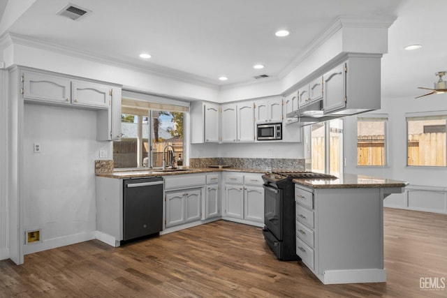 kitchen with visible vents, black gas range, a sink, stainless steel microwave, and dishwashing machine