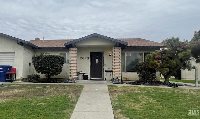 view of front facade with a front lawn