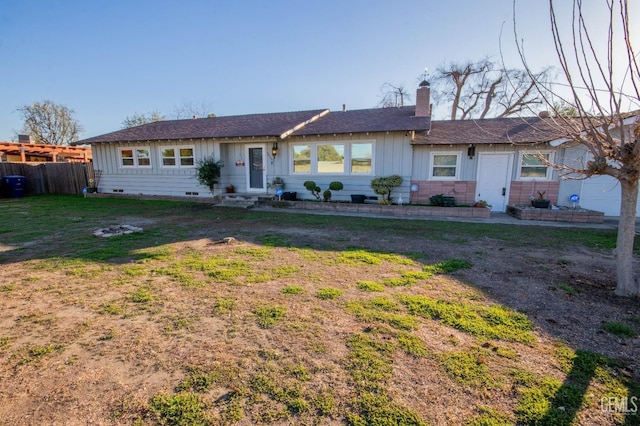 ranch-style house featuring a front yard