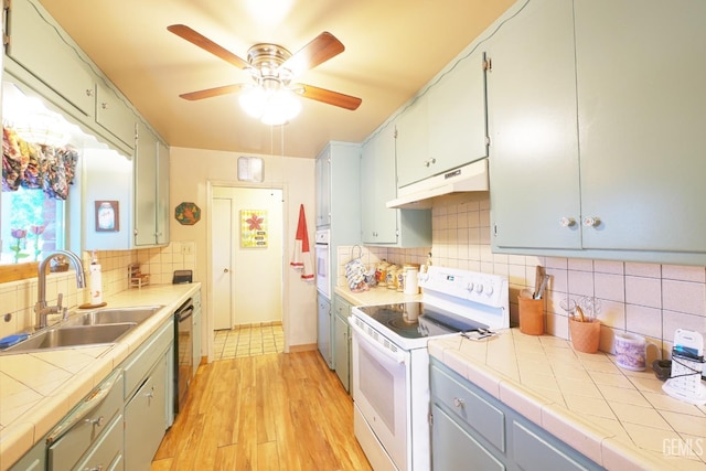1041 Golden Gate Ave, Dos Palos, CA 93620 - kitchen featuring ceiling fan, a sink, white appliances, tasteful backsplash, and under cabinet range hood