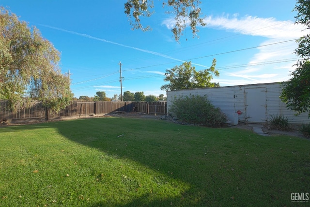 1041 Golden Gate Ave, Dos Palos, CA 93620 - view of yard featuring a fenced backyard