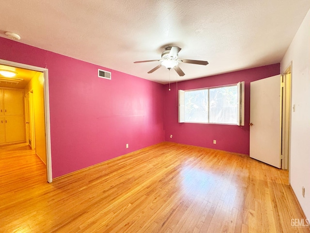 1041 Golden Gate Ave, Dos Palos, CA 93620 - empty room featuring a smoke detector, light wood-type flooring, a ceiling fan, and a textured ceiling