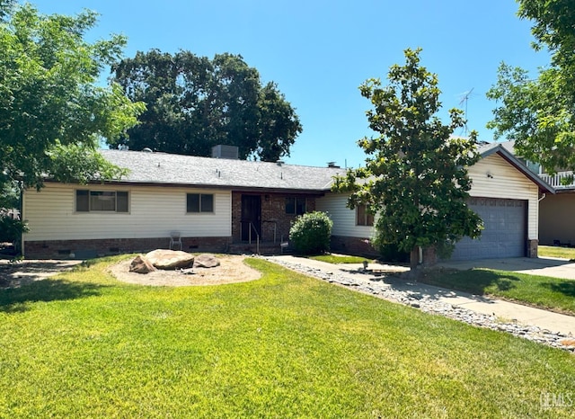 1041 Golden Gate Ave, Dos Palos, CA 93620 - ranch-style home featuring a garage, a front lawn, crawl space, and driveway