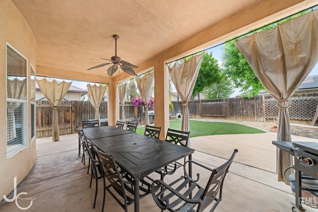 view of patio featuring ceiling fan, a fenced backyard, and outdoor dining space