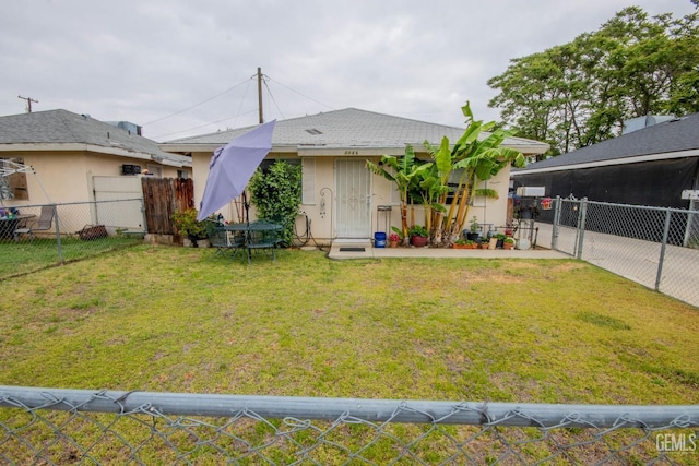 single story home with a front yard