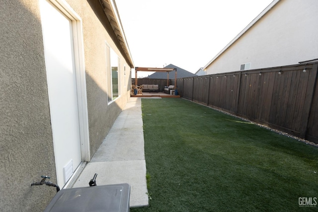 view of yard featuring a patio area and outdoor lounge area